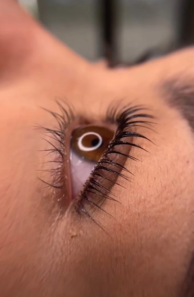 Eyelash extensions in Istanbul at Maral Beauty – long and voluminous lashes