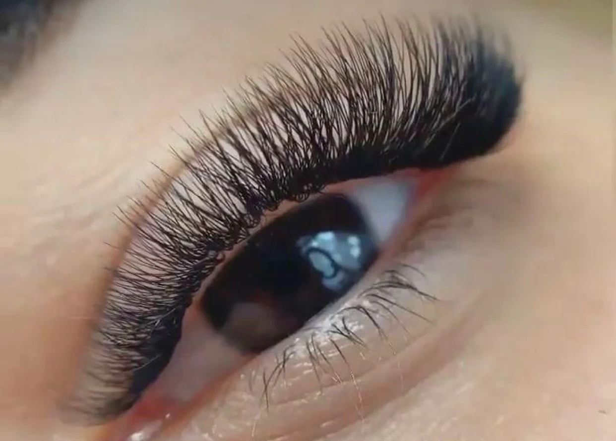 Eyelash extensions in Istanbul at Maral Beauty – long and voluminous lashes