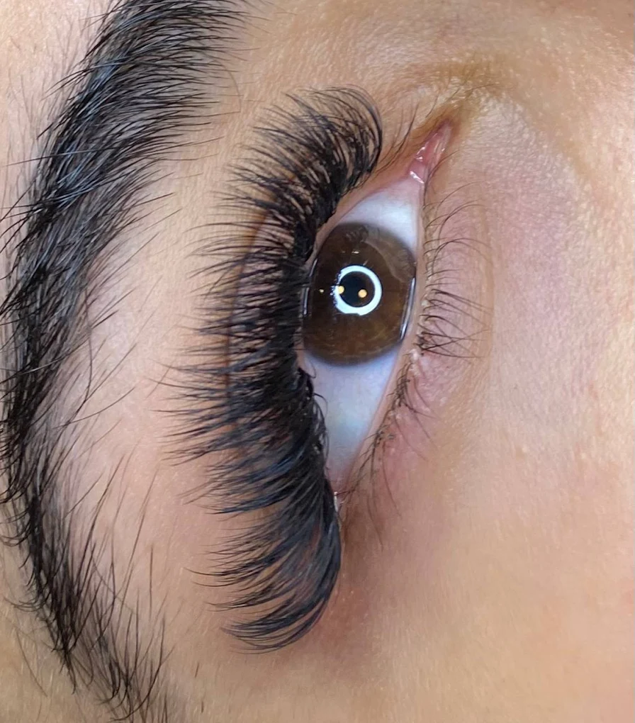 Eyelash extensions in Istanbul at Maral Beauty – long and voluminous lashes
