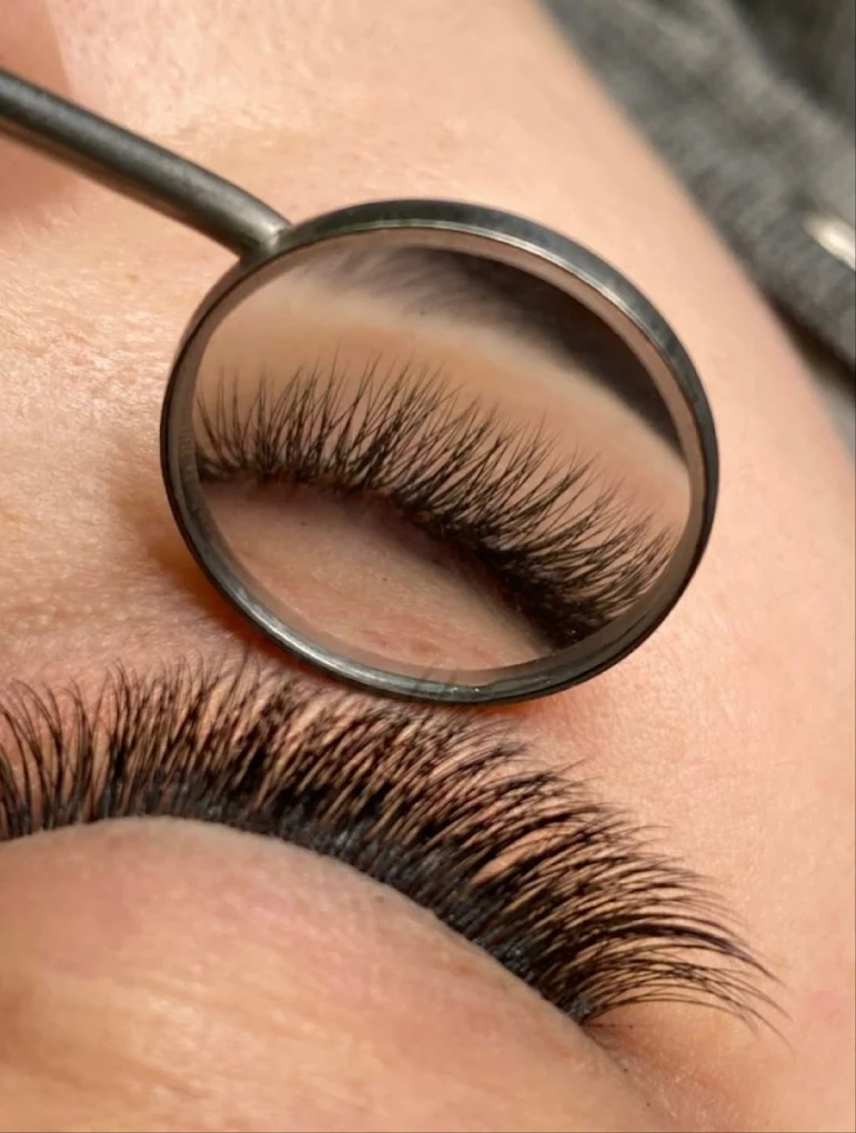 Eyelash extensions in Istanbul at Maral Beauty – long and voluminous lashes