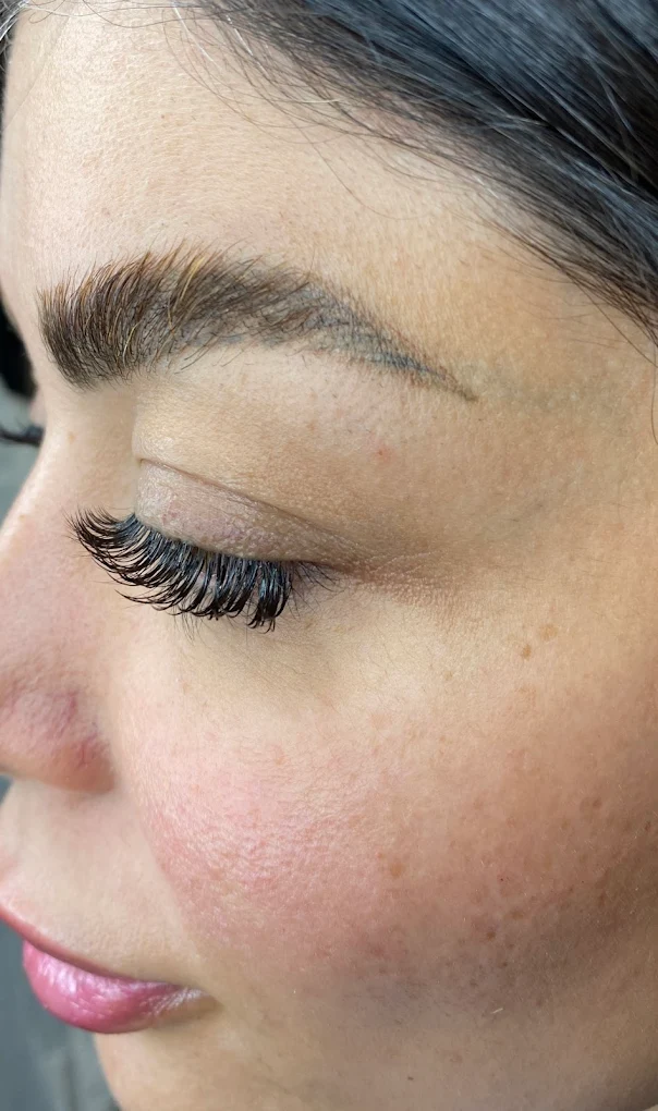 Eyelash extensions in Istanbul at Maral Beauty – long and voluminous lashes