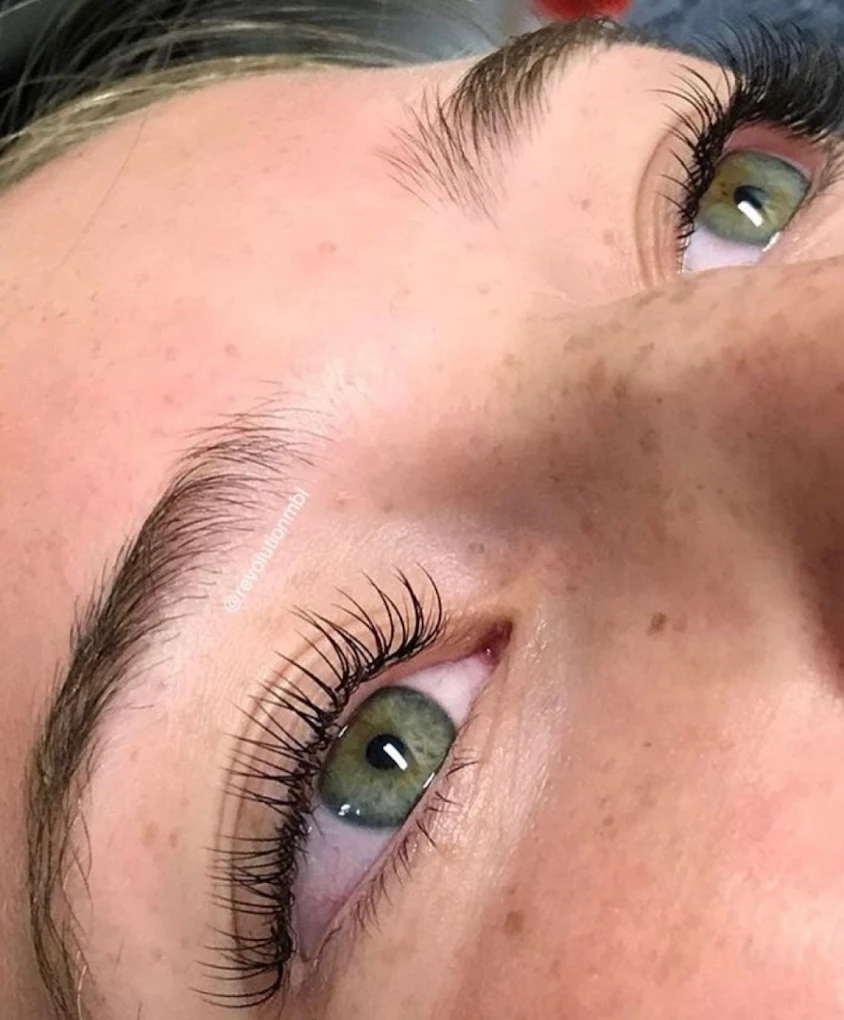 Eyelash extensions in Istanbul at Maral Beauty – long and voluminous lashes