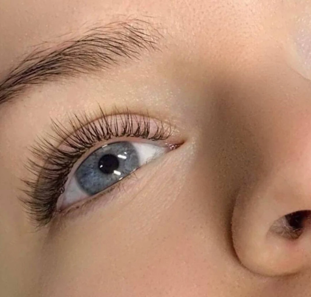 Eyelash extensions in Istanbul at Maral Beauty – long and voluminous lashes