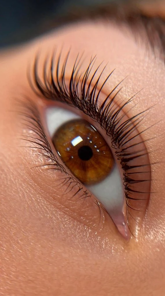 Eyelash extensions in Istanbul at Maral Beauty – long and voluminous lashes