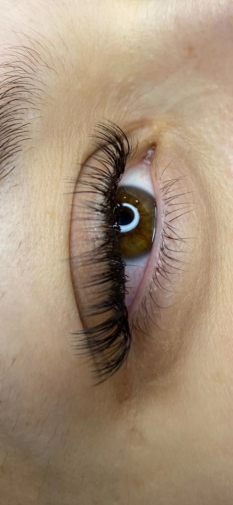 Eyelash extensions in Istanbul at Maral Beauty – long and voluminous lashes